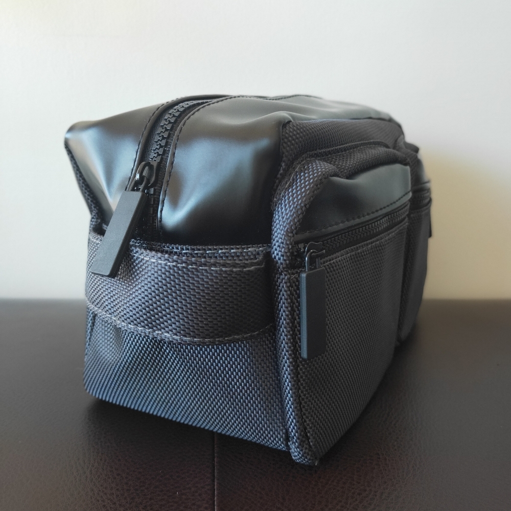Paco Rabanne Invictus Toiletry Bag - Picture 2 of 7